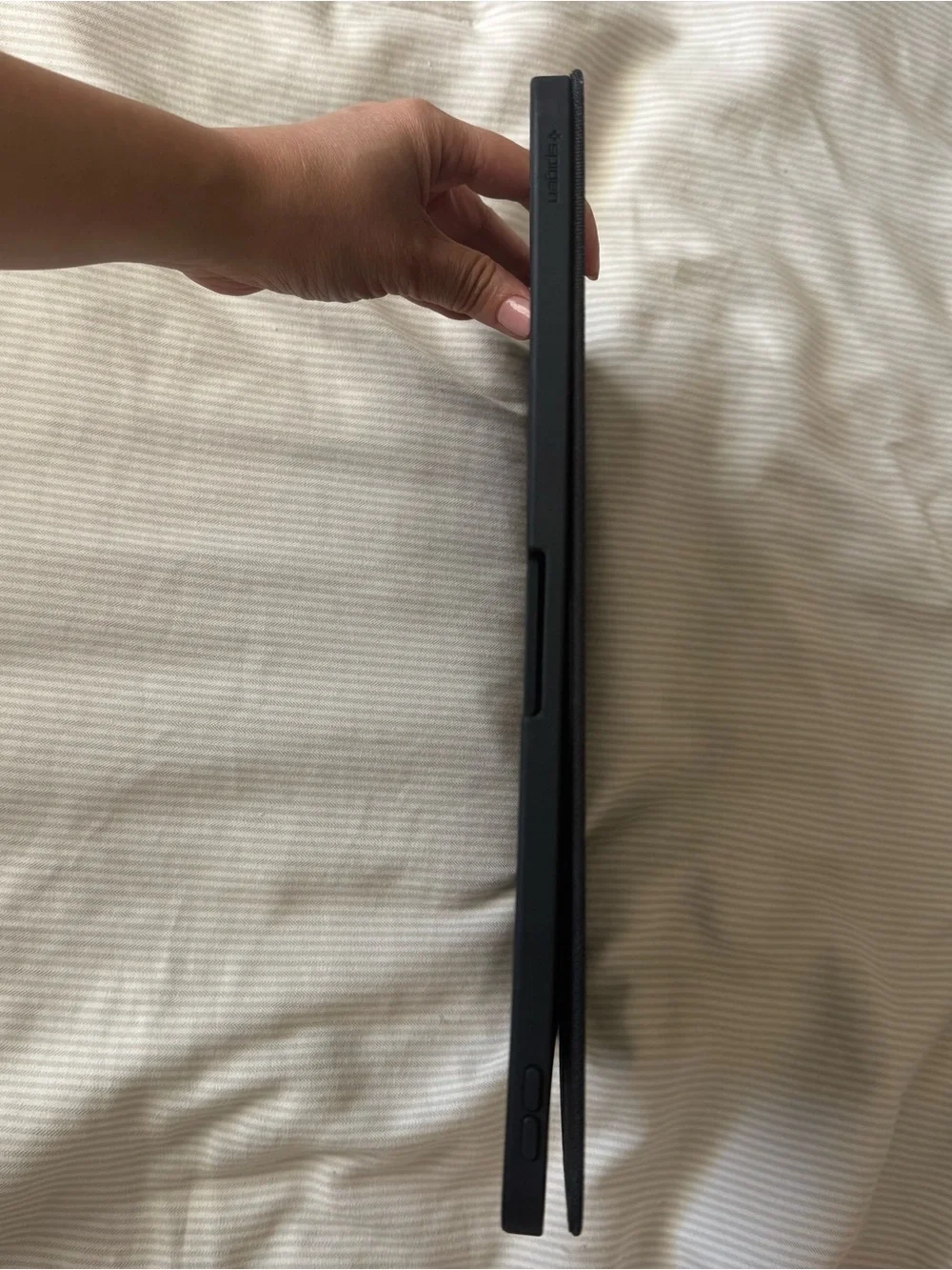 Spigen : iPad Pro 11-inch Case Black Slim Magnetic Tablet Cover - Tri-Fold Folio